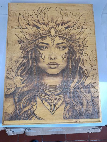 Portrait d'une femme avec une coiffe ornée, dessin détaillé sur fond clair.